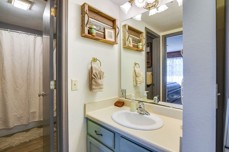 Full Bathroom | Towels Provided
