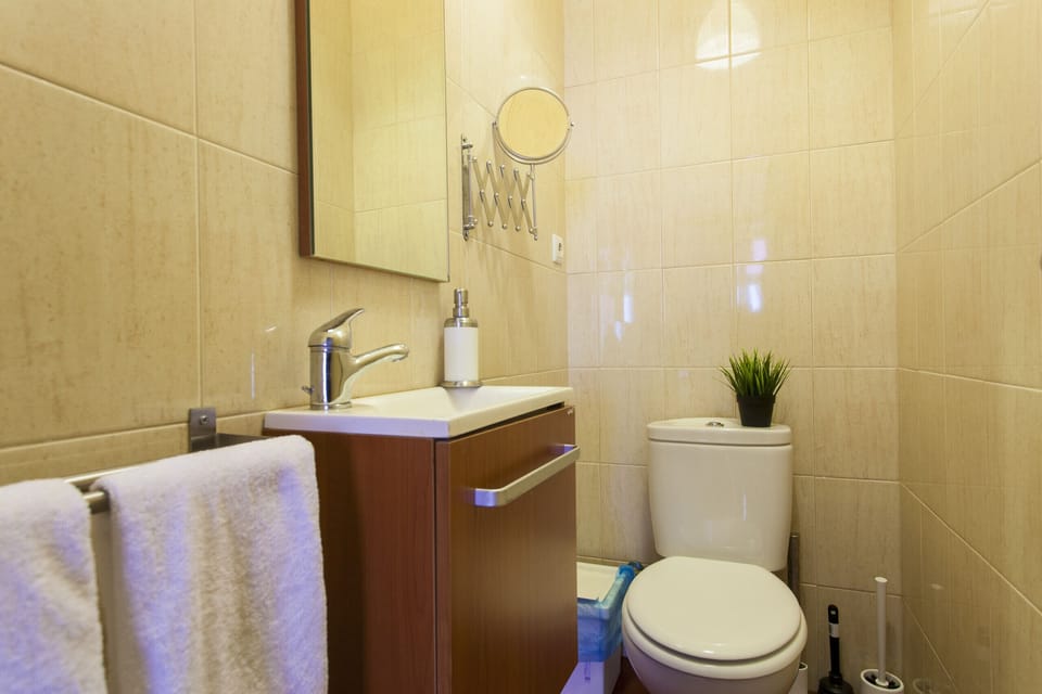 Bathroom #2 (Toillet)