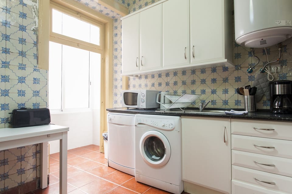Full Equipped Kitchen: Toaster, Ketler, Coffe Machine, Washing and Dishwashing Machine, Microwave, Fridge, Stove, Hoven.