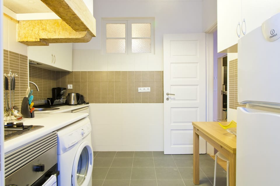 Full Equipped Kitchen: Toaster, Ketler, Coffe Machine, Washing and Dishwashing Machine, Microwave, Fridge, Stove, Hoven.