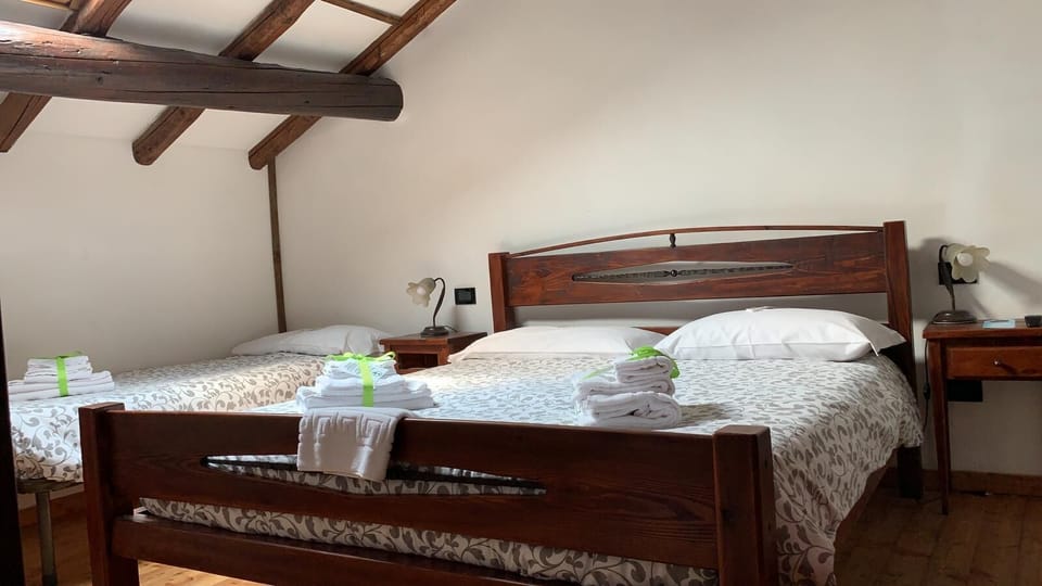 Triple Room | Desk, cribs/infant beds, free WiFi, bed sheets