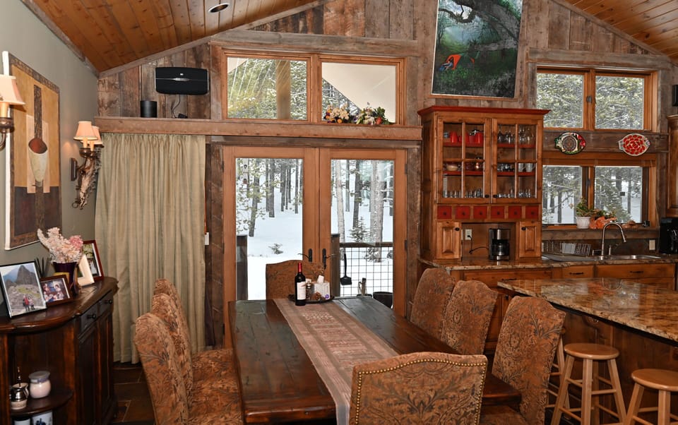 Casa Big Sky - upper level dining area