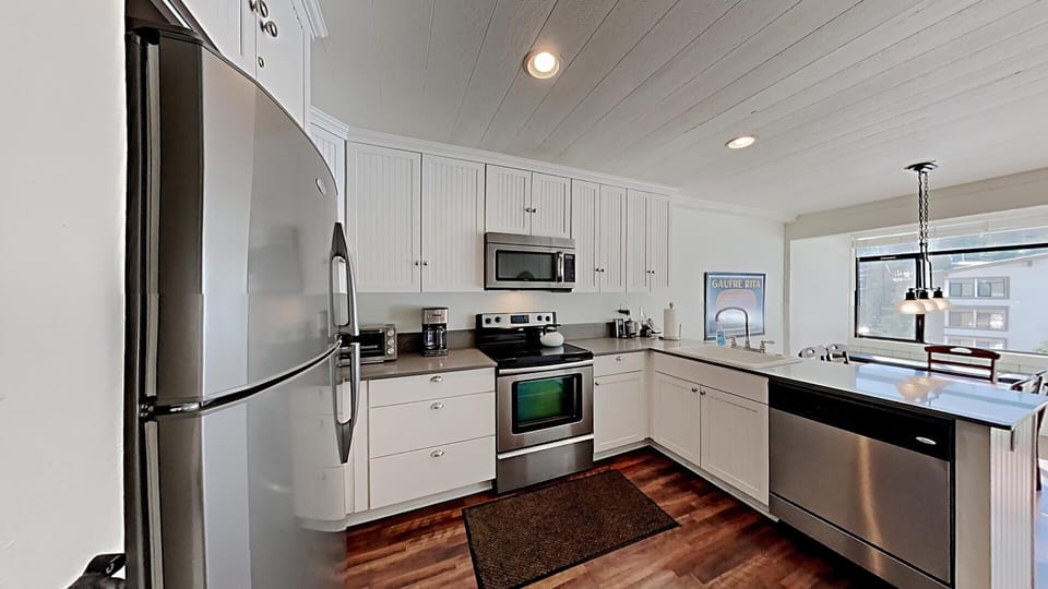 Condo, 2 Bedrooms | Private kitchen | Fridge, microwave, oven, coffee/tea maker