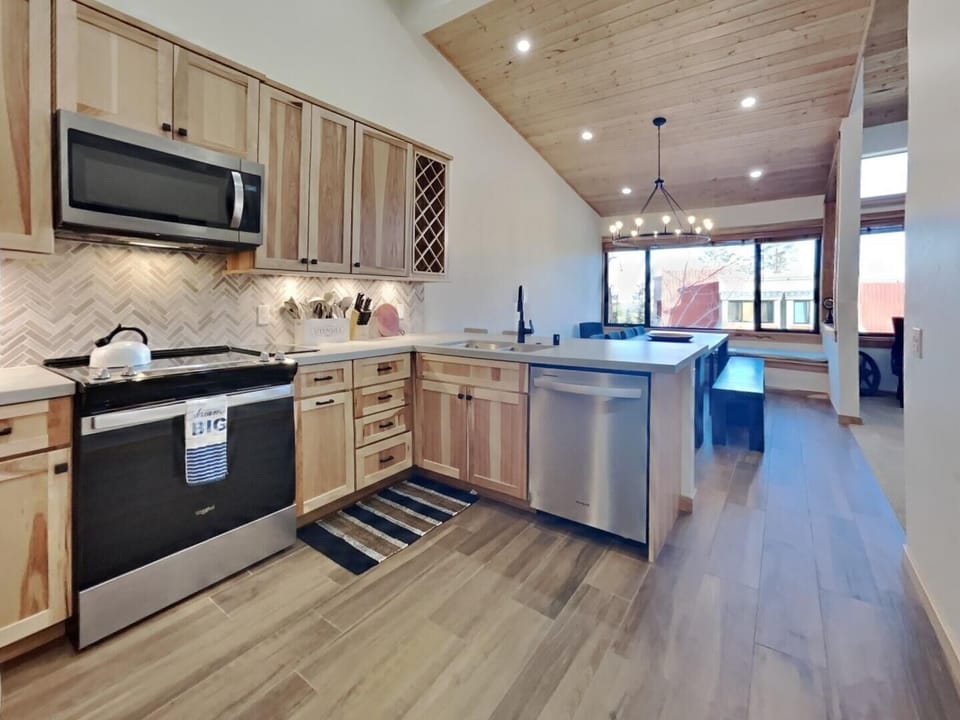 Condo, 3 Bedrooms | Private kitchen | Fridge, microwave, oven, dishwasher