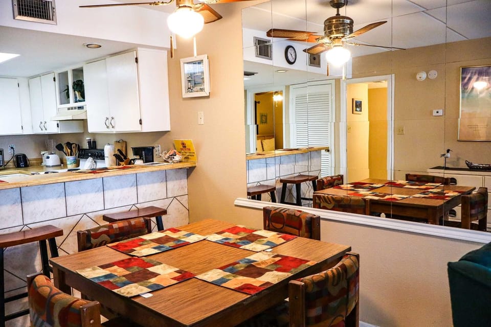 Condo, 2 Bedrooms | Dining