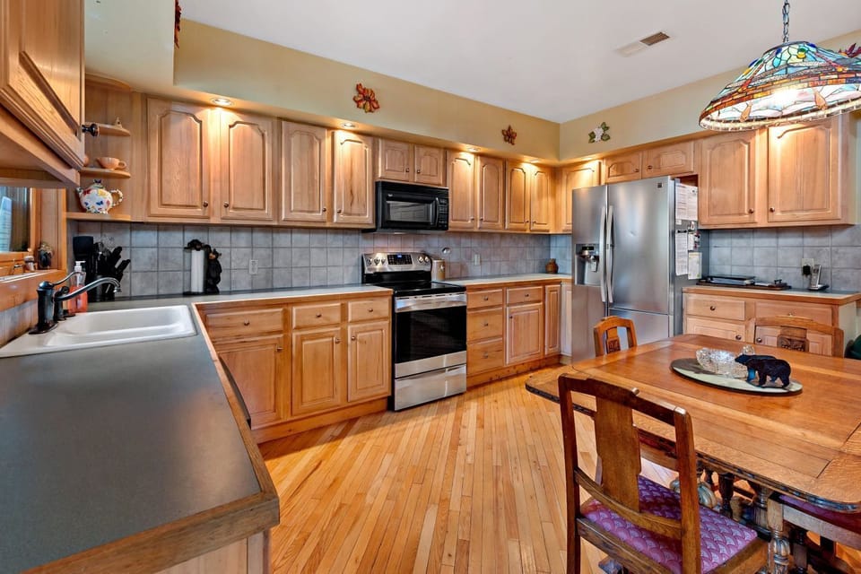 Please note that the water dispenser and ice maker on the refrigerator do not work. Ice trays  are provided.