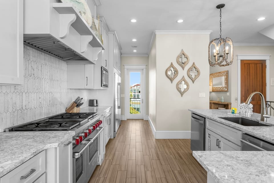 Large, Open-Concept Kitchen On 2nd Floor