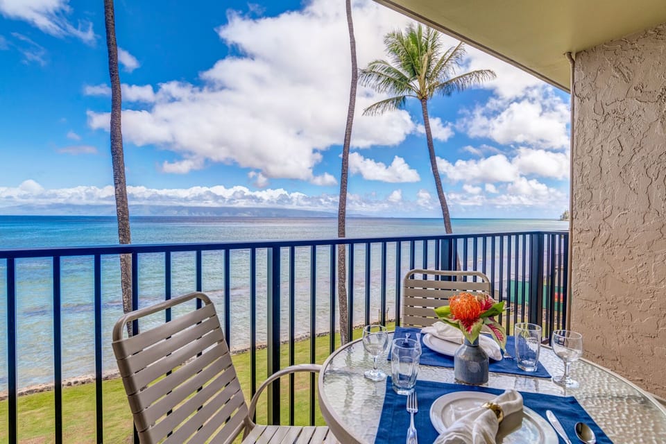Dine al freso from your private lanai!