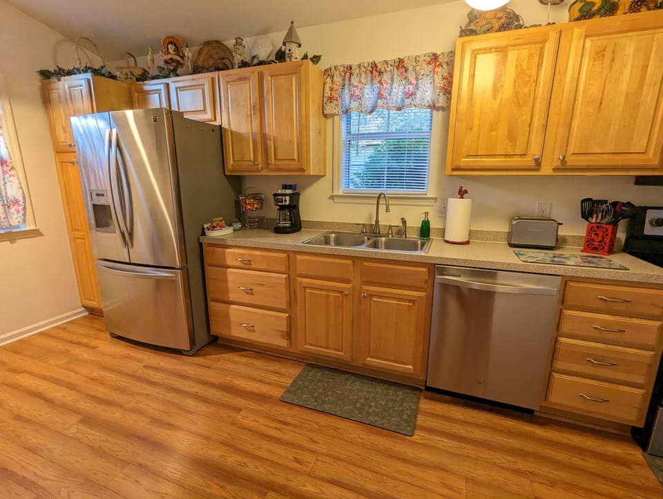 Full kitchen.