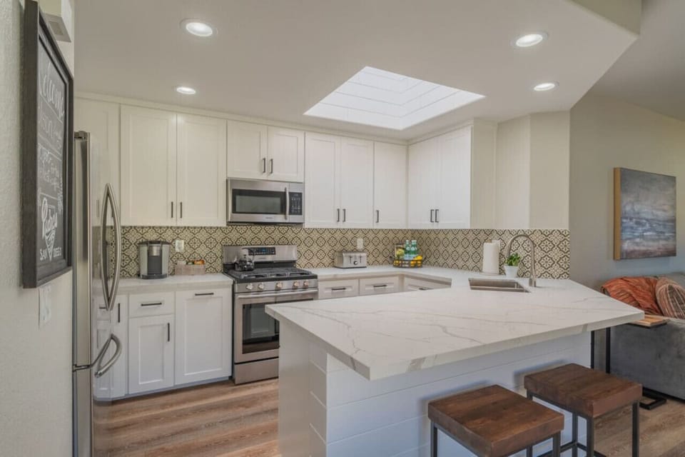 Fully equipped kitchen.