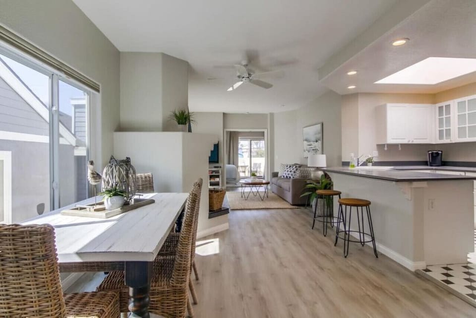 Dining table for 4 + 2 at the kitchen counter.