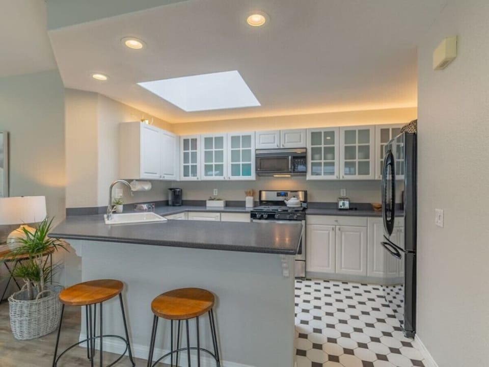 Fully equipped kitchen.