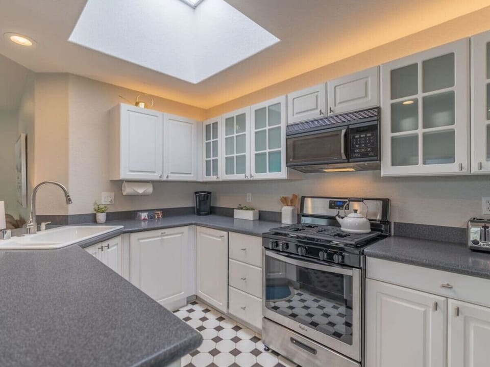 Fully equipped kitchen.