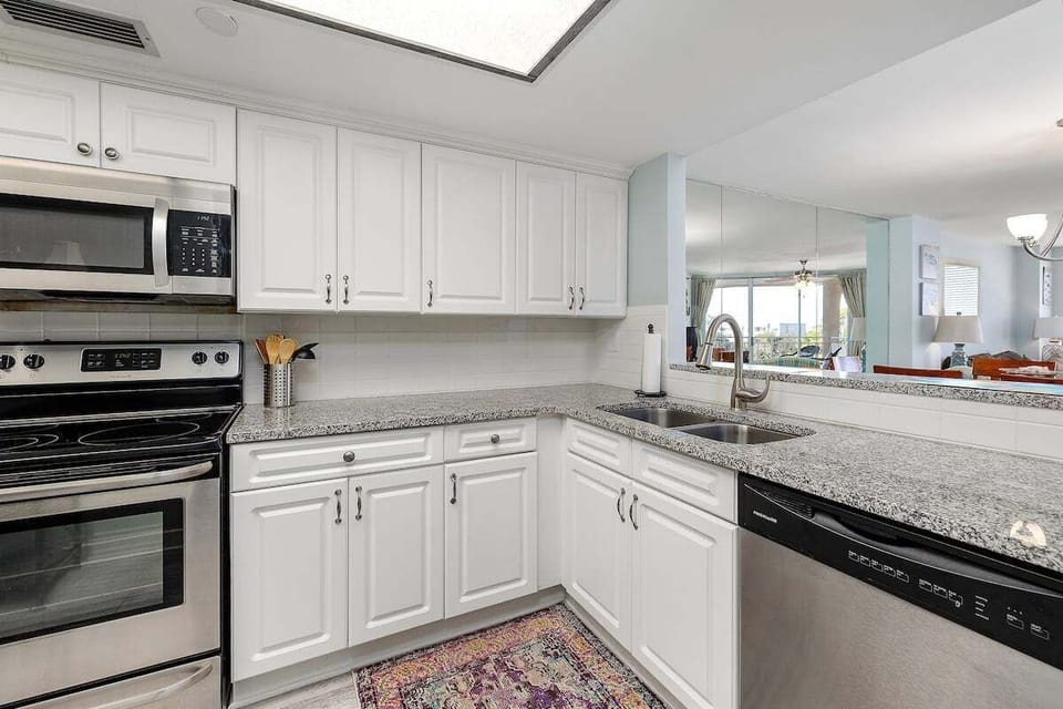 North Breakers 501 - Kitchen with stainless appliances