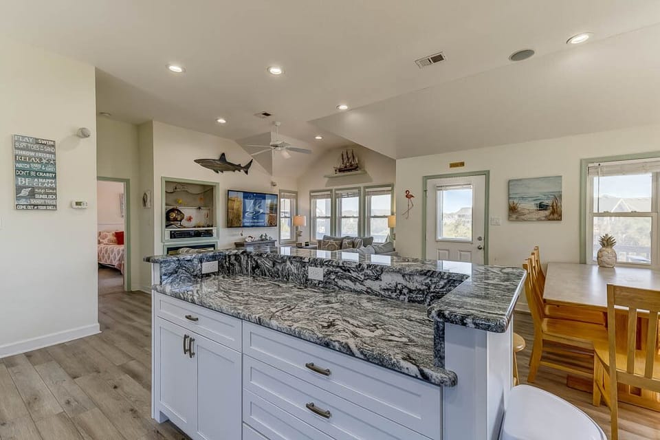 Top-Level Kitchen with Bar (seats 6)