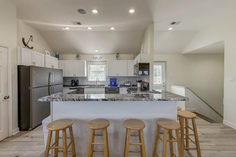 Top-Level Kitchen with Bar (seats 6)