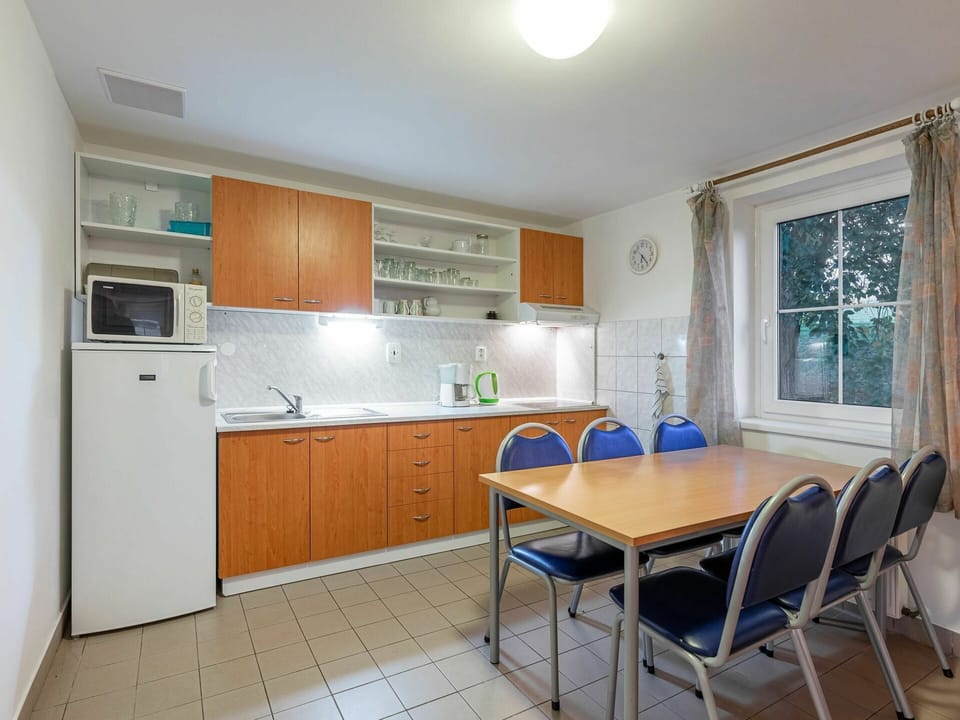 Cabinetry, Furniture, Kitchen Sink, Countertop, Sink, Building, Window, Tap, Chair, Kitchen