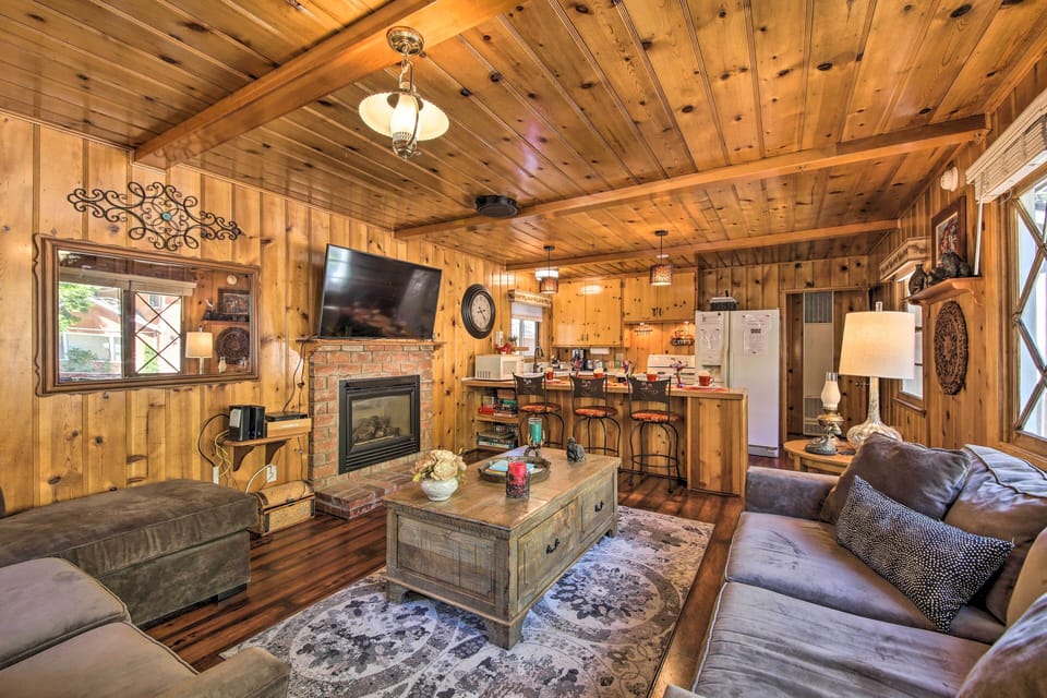 Living Room | Free WiFi | 2 Flat-Screen TVs | DVD Player
