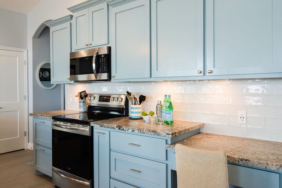 With an oven, stove, and microwave, this kitchen has everything you need for anything from quick breakfasts to epic seafood dinners.