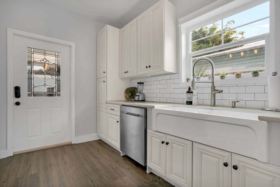 Beautiful, bright and well stocked kitchen!