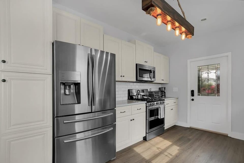 Beautiful, bright and well stocked kitchen!