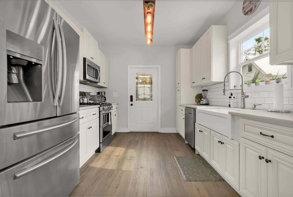 Beautiful, bright and well stocked kitchen!