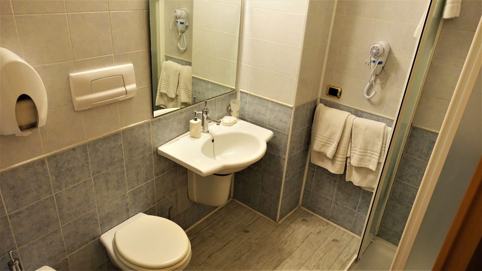 Basic Quadruple Room | Bathroom | Free toiletries, hair dryer, bidet, towels