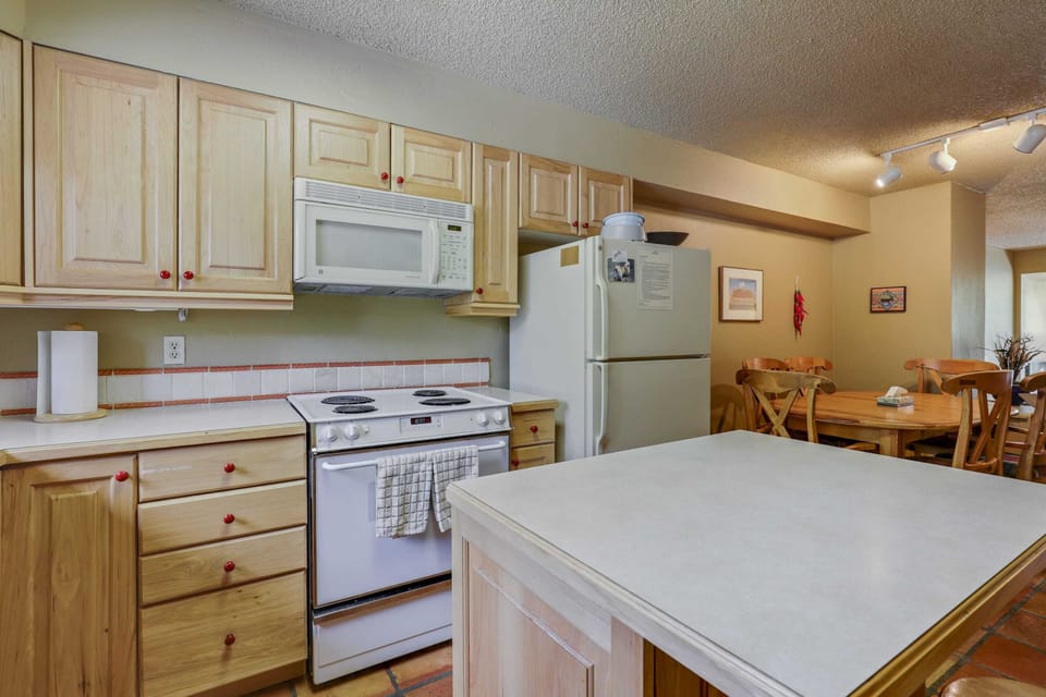 Kitchen and dining table layout