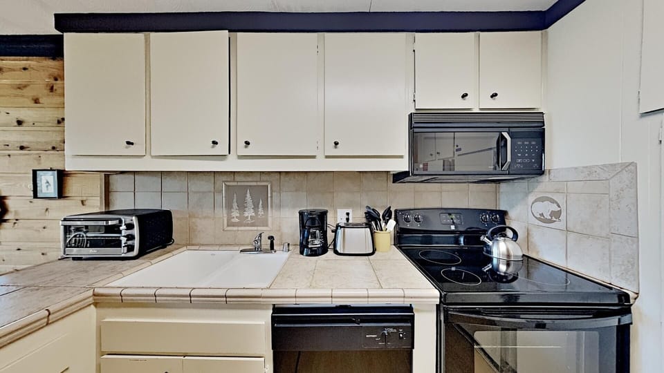Room, Indoors, Microwave, Oven, Kitchen