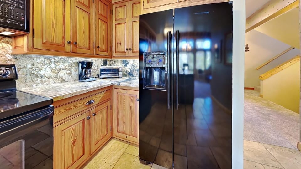 Deluxe Fully-Equipped Kitchen for Yummy Meals Off the Mountain