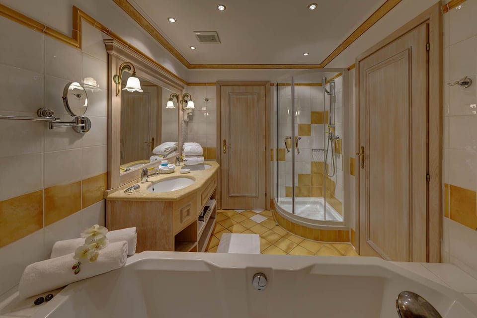 Deluxe double room with sea view | Bathroom | Separate tub and shower, hair dryer, bathrobes, towels