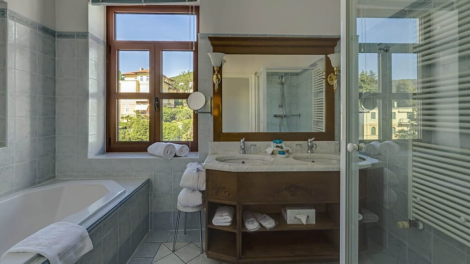 Waterfront double room with sea view | Bathroom | Separate tub and shower, hair dryer, bathrobes, towels