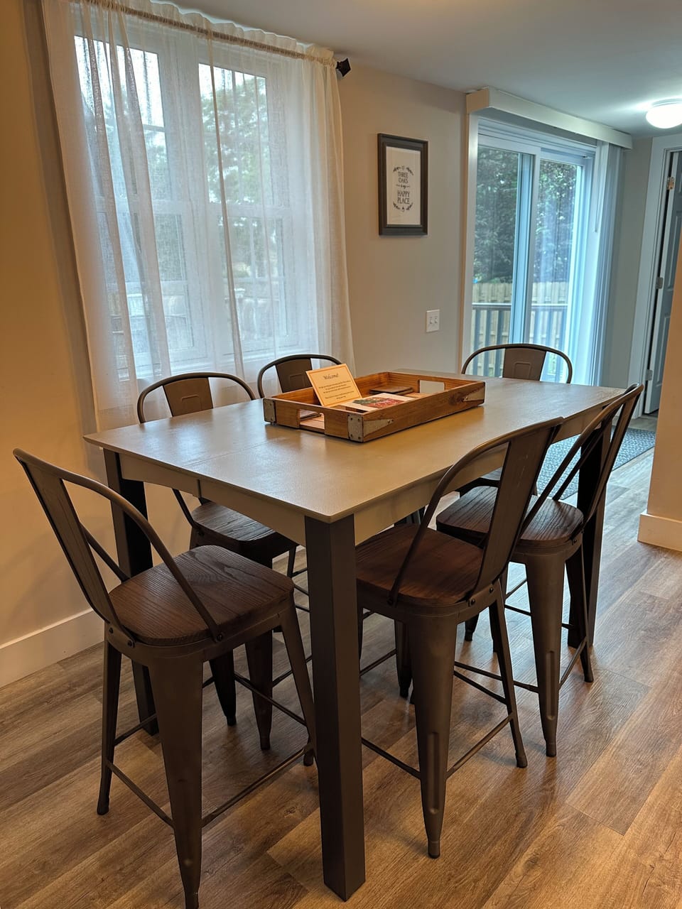 Kitchen - seating for 6 people