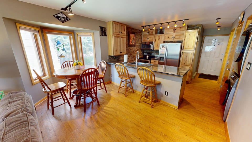 Dining Area Seats 4, Kitchen Bar Seats 2 - Dining Area Seats 4, Kitchen Bar Seats 2
