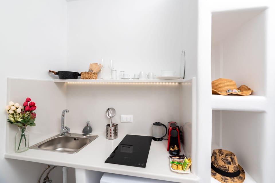 Comfort Double Room, 1 Queen Bed, Partial Ocean View | Private kitchen | Mini-fridge, stovetop, coffee/tea maker, cookware/dishes/utensils