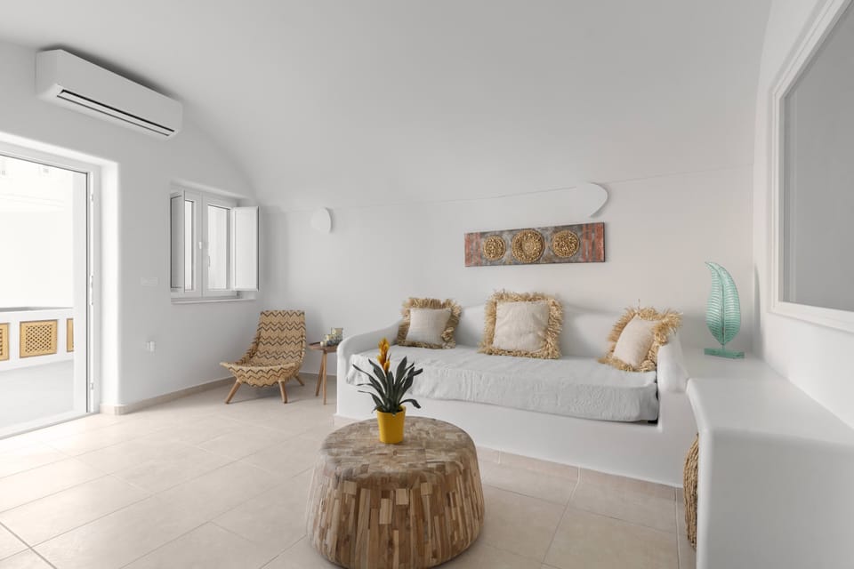 Luxury Villa, 2 Bedrooms, Hot Tub, Executive Level | Living area | 29-inch Smart TV with cable channels, TV