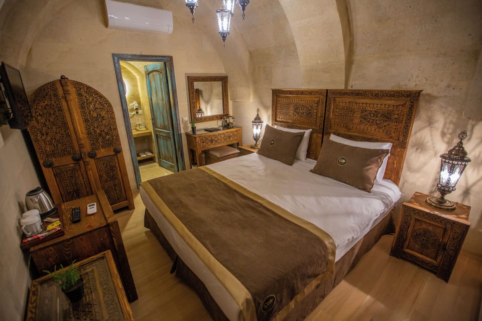Deluxe Room | Hypo-allergenic bedding, minibar, in-room safe, individually decorated