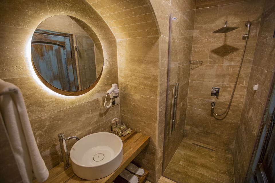 Deluxe Room | Bathroom | Free toiletries, hair dryer, slippers, towels