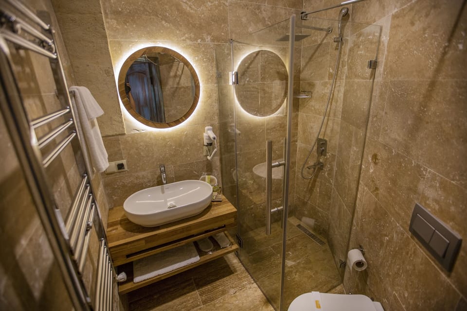 Deluxe Room | Bathroom | Free toiletries, hair dryer, slippers, towels