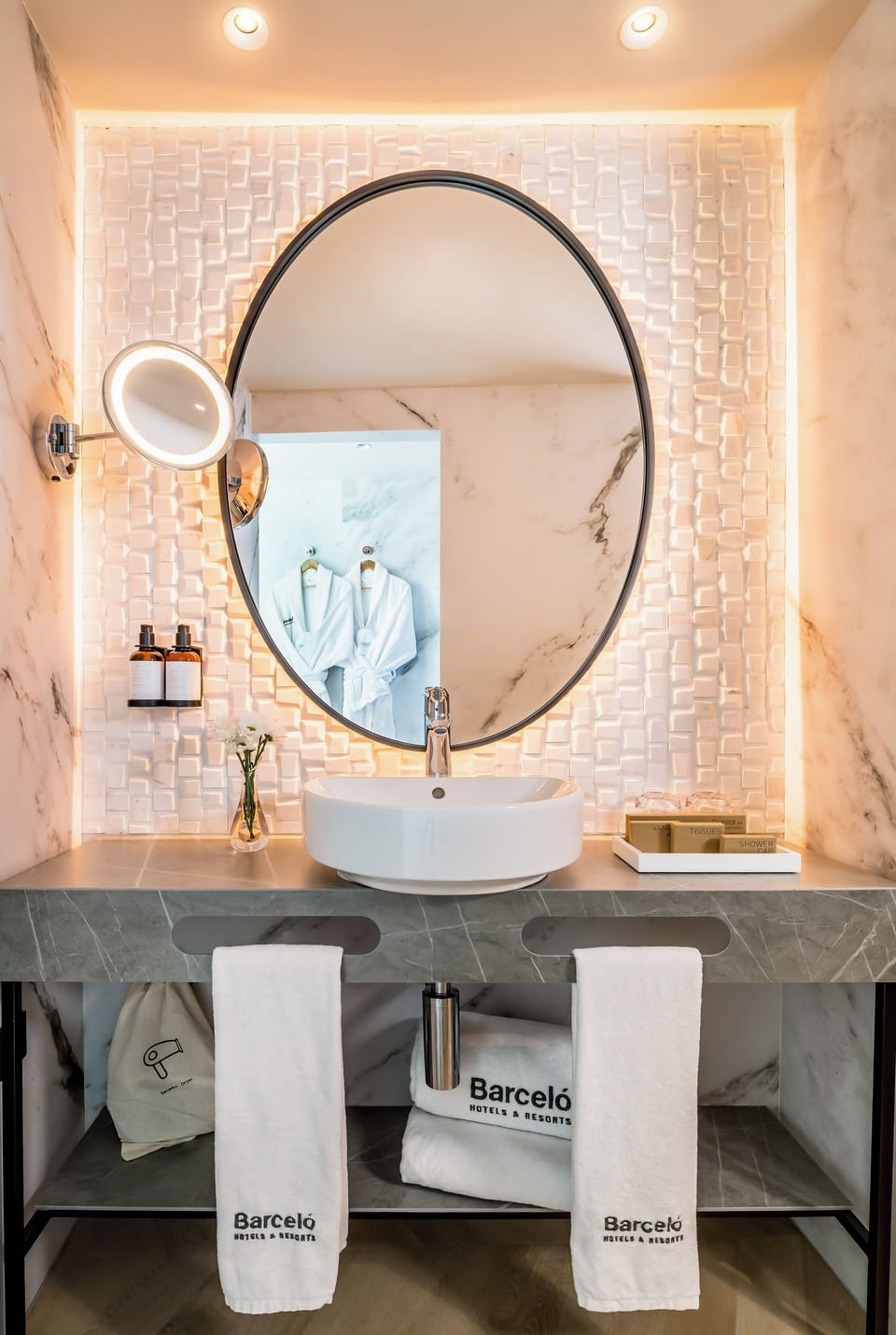 Deluxe Room (Alhambra Views) | Bathroom | Shower, free toiletries, hair dryer, towels