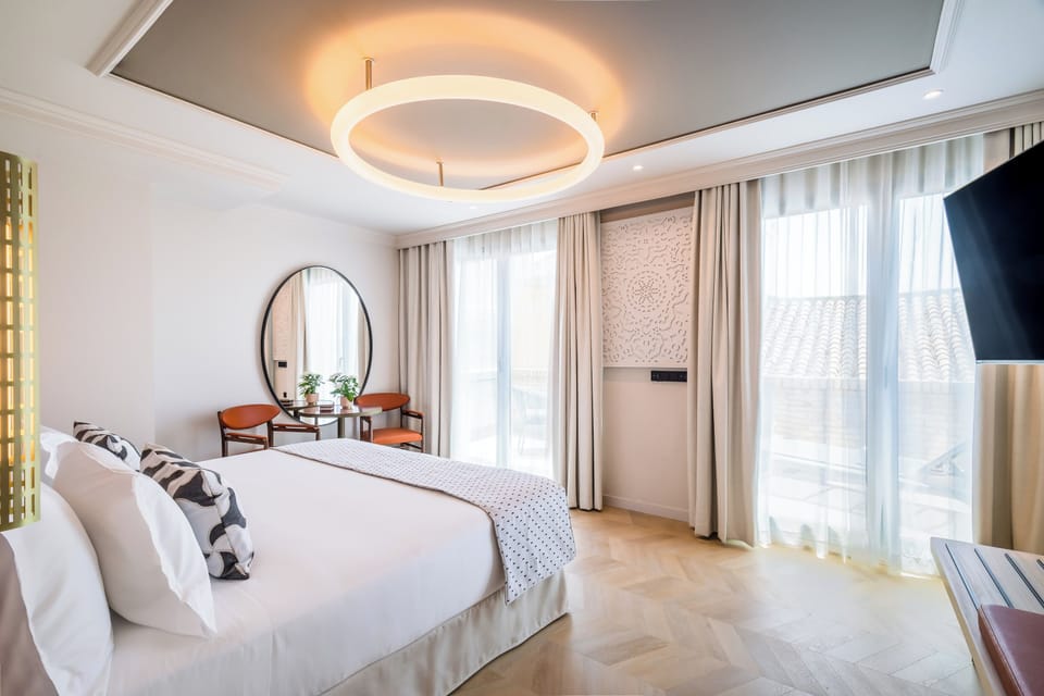 Deluxe Room | Minibar, in-room safe, desk, laptop workspace