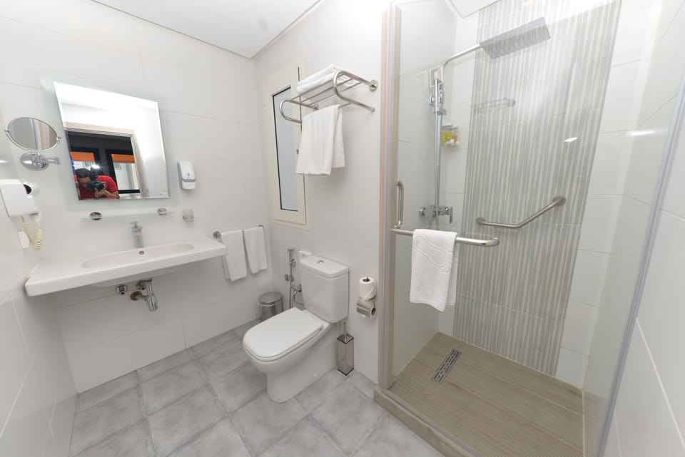 Shower, rainfall showerhead, free toiletries, hair dryer