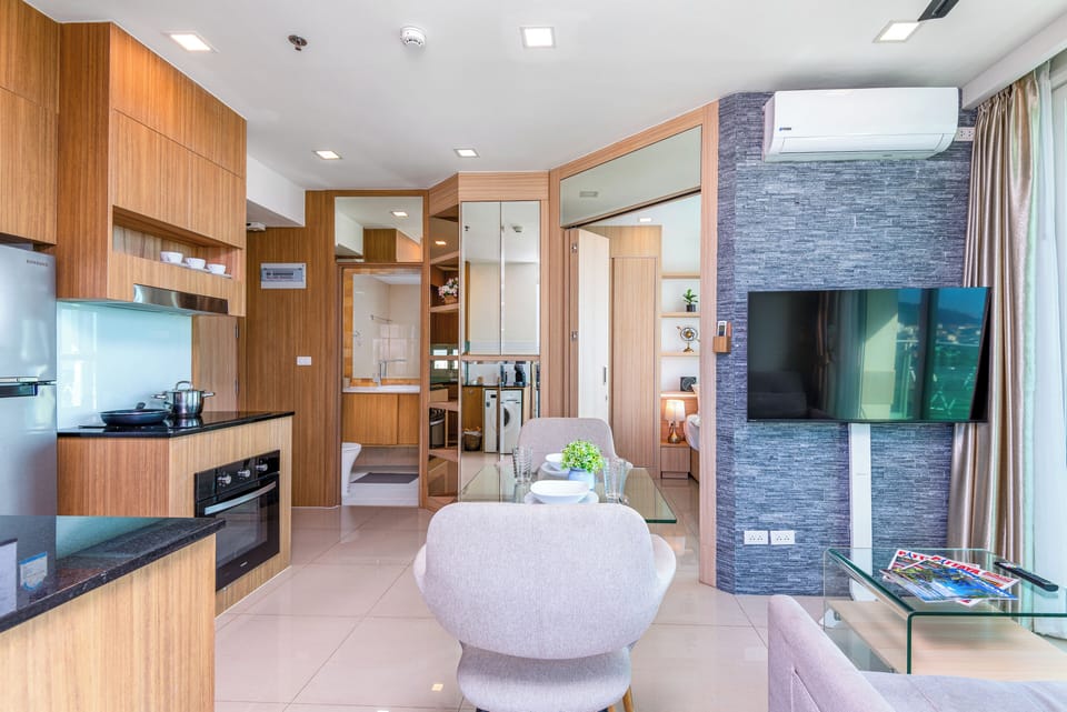 City Garden Tower 2317 -Sea View | City View | Mountain View | Swimming Pool | Living area | 41-inch LED TV with satellite channels, TV