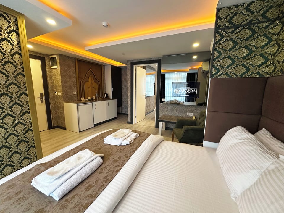 Deluxe Suite, 2 Bedrooms, Non Smoking, Air conditioning | Egyptian cotton sheets, premium bedding, down comforters, free minibar