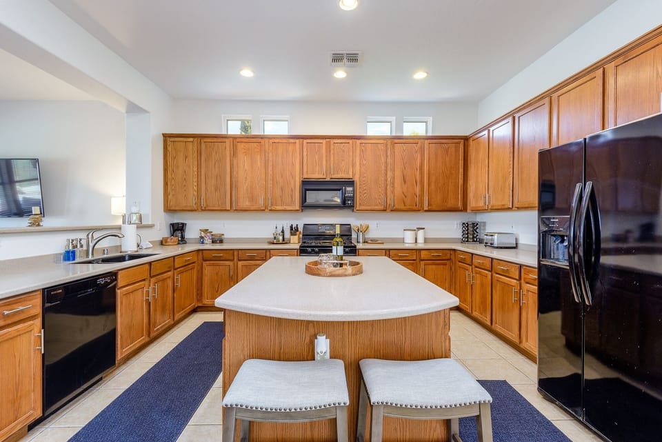 House, 5 Bedrooms | Private kitchen | Fridge, oven, stovetop, coffee/tea maker