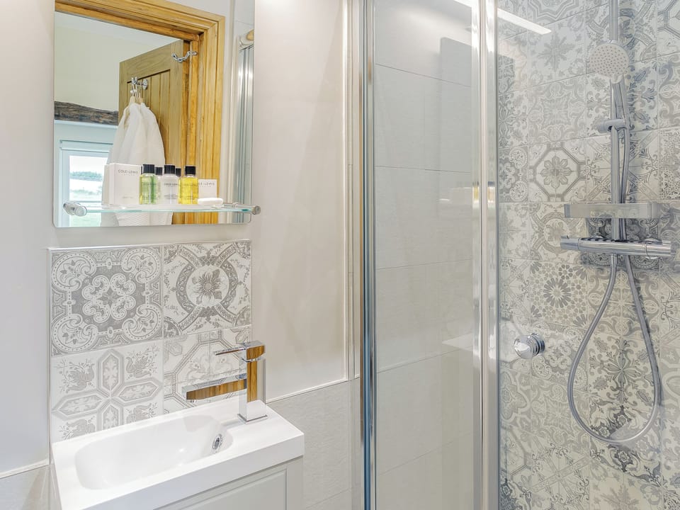 En-suite | Alton Hall Cottage, Alton, nr Chesterfield