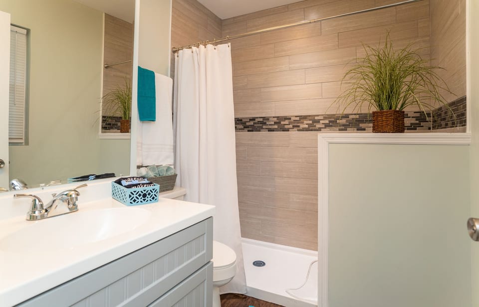 Ensuite Master Bath - custom tile shower with a bench.