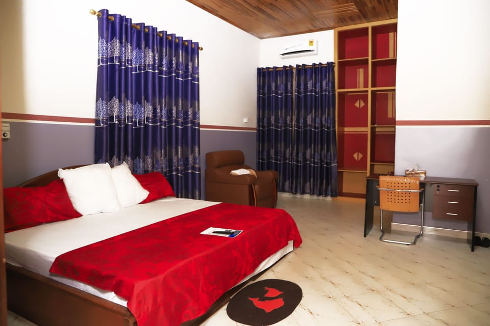 Standard Room | Minibar, desk, WiFi (free), bed sheets