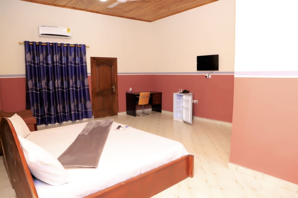 Deluxe Double Room | Minibar, desk, WiFi (free), bed sheets