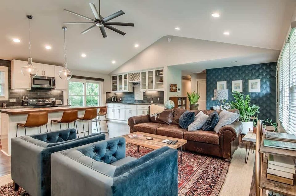 Huge open floor plan with kitchen and living room area. Vaulted ceilings too ! 